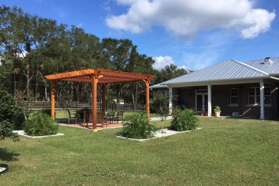 Freestanding 17x19 Cedar Freestanding Pergola – Big Kahuna